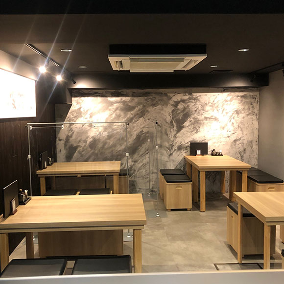 落ち着いた雰囲気のシックな空間で、ゆっくりとお寛ぎください